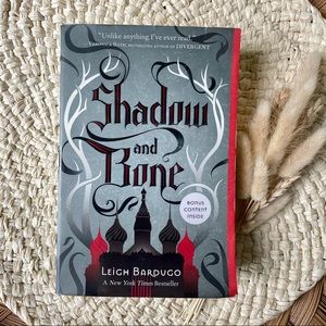 Shadow and Bone by Leigh Bardugo - Orig. Cover